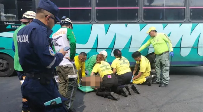 Según reportes, el peatón fue atropellado por el conductor de un microbús del transporte colectivo.