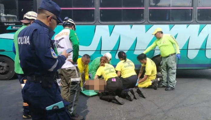 Según reportes, el peatón fue atropellado por el conductor de un microbús del transporte colectivo.