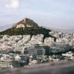 Hombre de 89 años inicia tiroteo en Grecia y causa cinco heridos