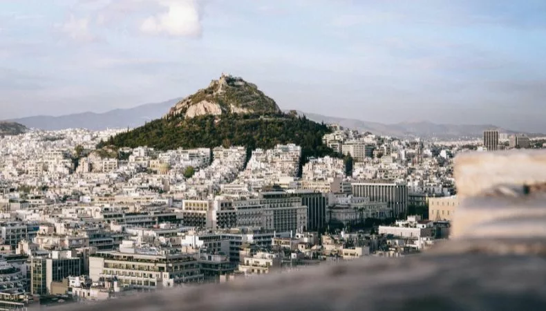 Hombre de 89 años inicia tiroteo en Grecia y causa cinco heridos