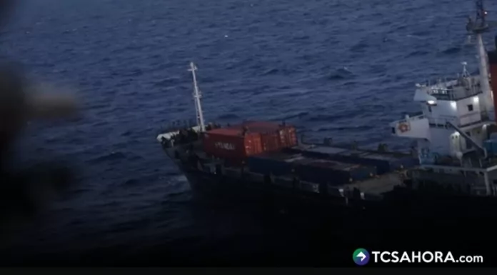 Marines de Estados Unidos abordaron este martes un buque comercial sospechoso de dirigirse a puertos iraníes.