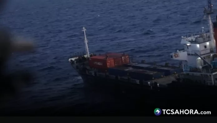 Marines de Estados Unidos abordaron este martes un buque comercial sospechoso de dirigirse a puertos iraníes.