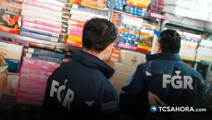 Las autoridades allanaron este martes inmuebles en los que se decomisó medicamentos sin registro sanitario y con viñetas falsas.