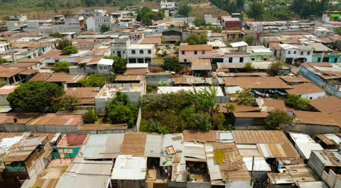 El 53.6 % de salvadoreñas viven en espacios con servicios compartidos, según revela el estudio presentado por Fundasal.