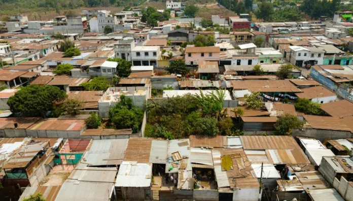 El 53.6 % de salvadoreñas viven en espacios con servicios compartidos, según revela el estudio presentado por Fundasal.