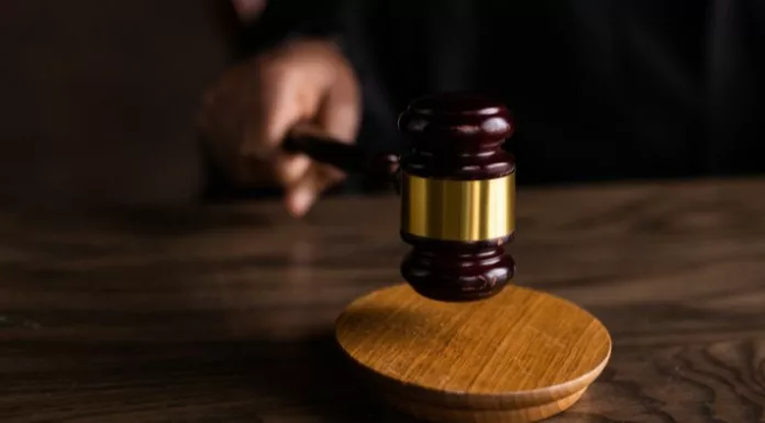 Tres personas fueron condenadas a penas de hasta 30 años de prisión por distintos delitos, entre ellos homicidio agravado, tráfico ilegal de personas y apropiación indebida.