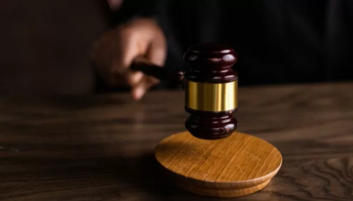 Tres personas fueron condenadas a penas de hasta 30 años de prisión por distintos delitos, entre ellos homicidio agravado, tráfico ilegal de personas y apropiación indebida.