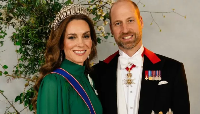 Los príncipes de Gales, William y Kate, celebraron con una fotografía muy personal junto a sus tres herederos, George, Charlotte y Louis.