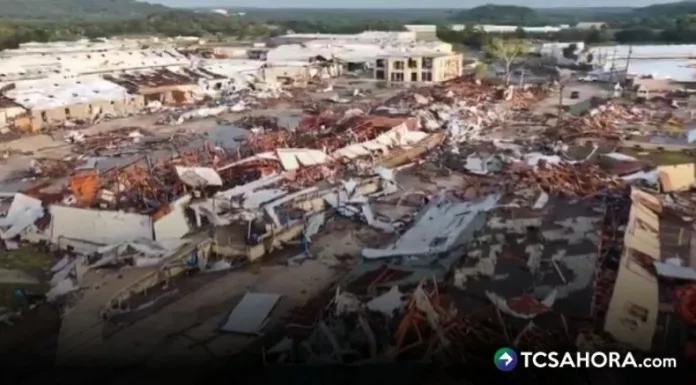 Al menos cinco personas resultaron lesionadas tras el paso de un fuerte tornado que arrasó una ciudad de Texas, Estados Unidos.