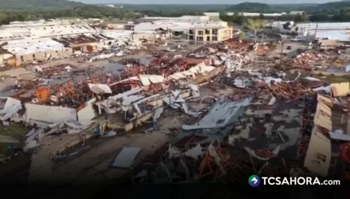 Al menos cinco personas resultaron lesionadas tras el paso de un fuerte tornado que arrasó una ciudad de Texas, Estados Unidos.