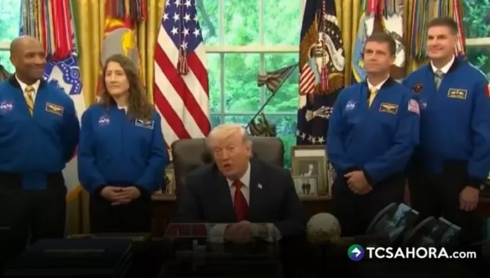 El presidente Donald Trump recibió este miércoles a los cuatro astronautas de Artemis II en el Despacho Oval de la Casa Blanca.