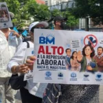 Denuncian despidos de médicos y maestros en marcha del día del trabajo