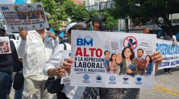 En la marcha del día del trabajo, los gremios de médicos y de docentes denunciaron despidos en el sector público. Además, exigen pensiones dignas