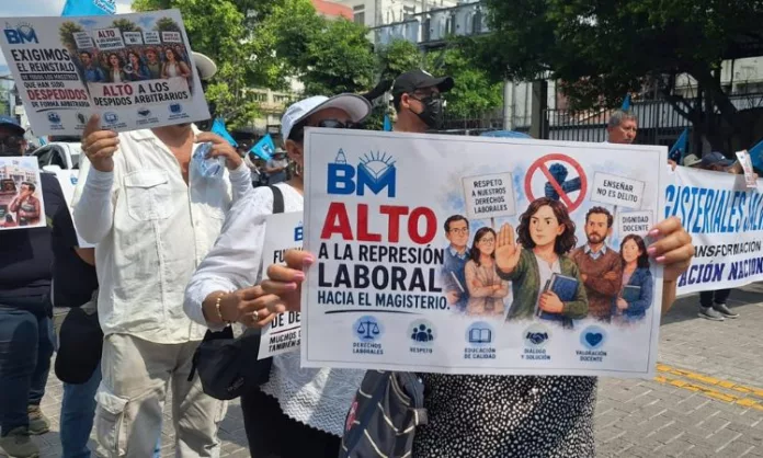 En la marcha del día del trabajo, los gremios de médicos y de docentes denunciaron despidos en el sector público. Además, exigen pensiones dignas