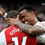 Arsenal golea y sueña con el título de la Premier League