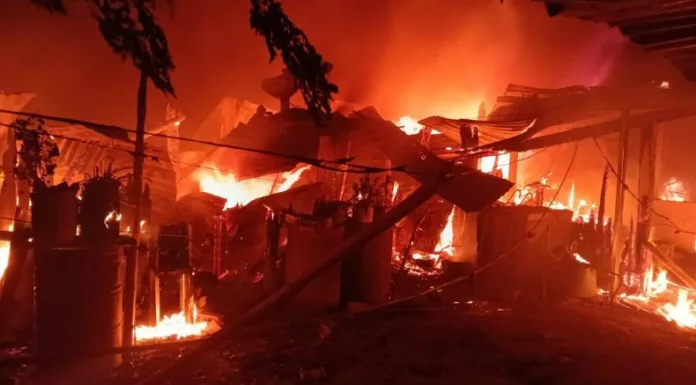 Un incendio estructural registrado la madrugada de este domingo en Santa Tecla dejó al menos 16 personas sin vivienda.