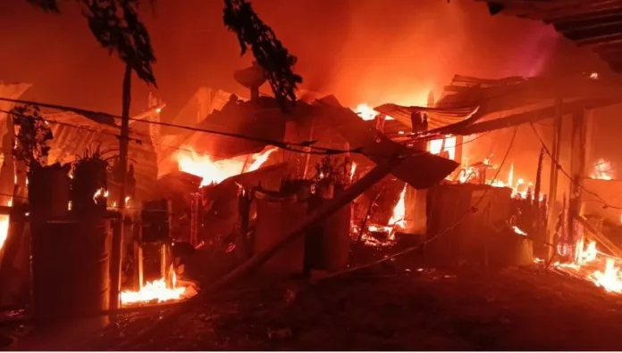 Un incendio estructural registrado la madrugada de este domingo en Santa Tecla dejó al menos 16 personas sin vivienda.