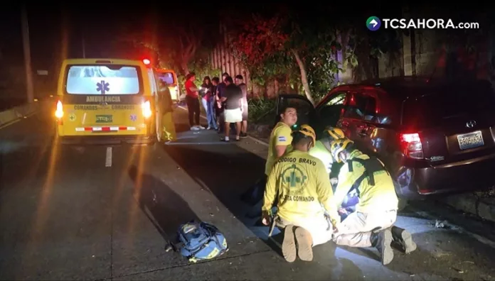 Cuerpos de socorro atendieron a las víctimas de siniestros viales ocurridos en San Salvador, Ciudad Delgado y Santa Ana.