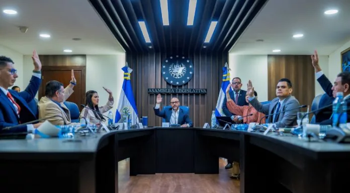 La Comisión Política emitió dictámenes favorables para ratificar dos reformas constitucionales que otorgan diputados a la diáspora y despartidizan el TSE.
