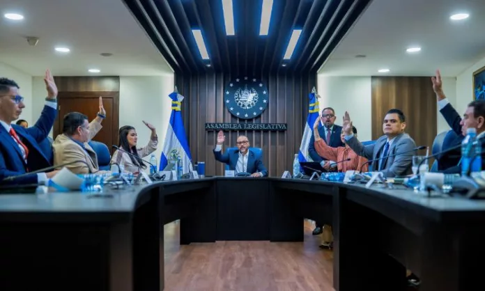 La Comisión Política emitió dictámenes favorables para ratificar dos reformas constitucionales que otorgan diputados a la diáspora y despartidizan el TSE.