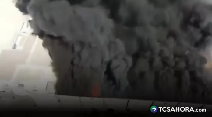 Autoridades confirmaron cinco fallecidos tras un incendio en la plaza Fiesta Las Palmas en Los Mochis, Sinaloa, México.