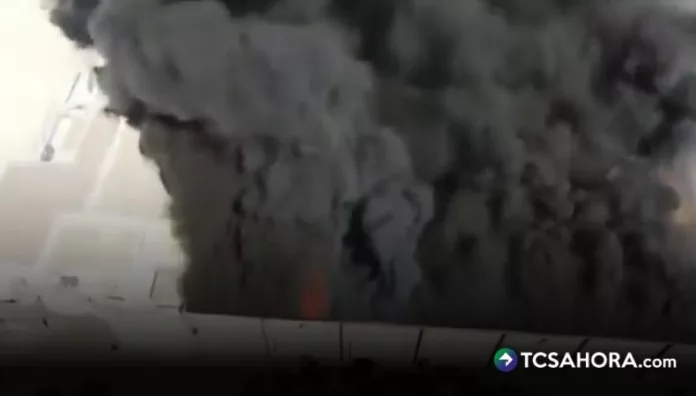 Autoridades confirmaron cinco fallecidos tras un incendio en la plaza Fiesta Las Palmas en Los Mochis, Sinaloa, México.