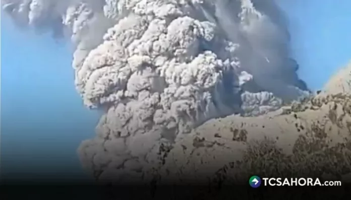 Tres senderistas fallecieron y al menos 17 fueron rescatados este viernes en Indonesia, tras la erupción del volcán Dukono.