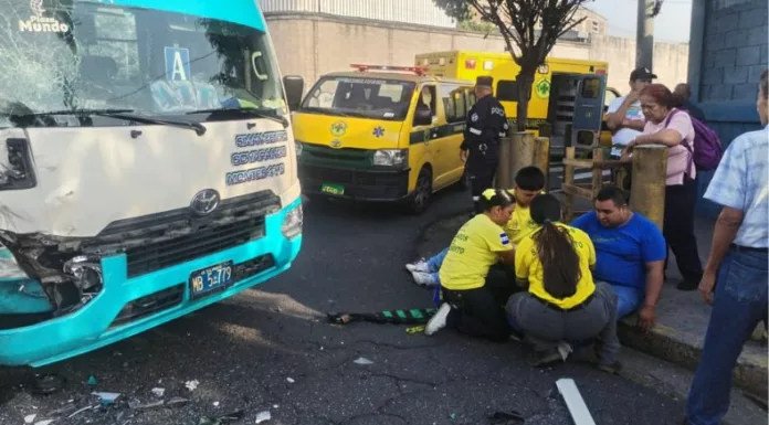 Al menos 10 personas resultaron lesionadas en un accidente de tránsito entre dos unidades del transporte colectivo.