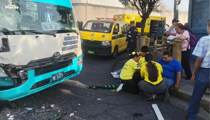 Al menos 10 personas resultaron lesionadas en un accidente de tránsito entre dos unidades del transporte colectivo.