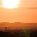 Calor, lluvias y presencia de polvo del Sahara marcan el clima este domingo