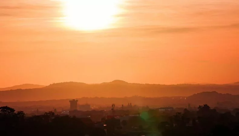 Calor, lluvias y presencia de polvo del Sahara marcan el clima este domingo