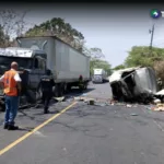 Accidente entre camión y rastra deja un fallecido en San Vicente