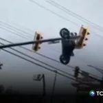 ¡Insólito! Motocicleta queda suspendida en semáforo