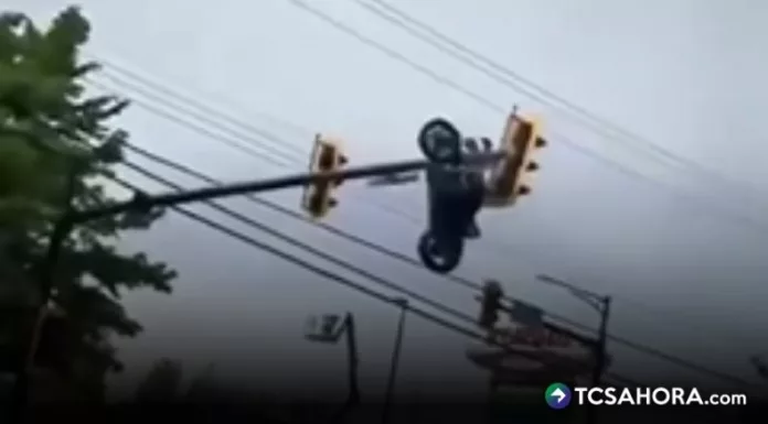 Una motocicleta quedó suspendida sobre un semáforo tras un fuerte accidente de tránsito registrado en Canadá.
