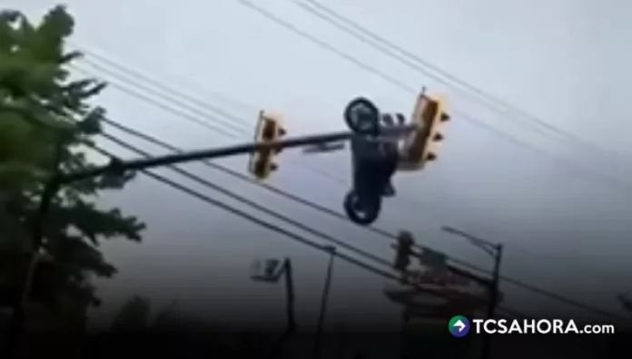 Una motocicleta quedó suspendida sobre un semáforo tras un fuerte accidente de tránsito registrado en Canadá.