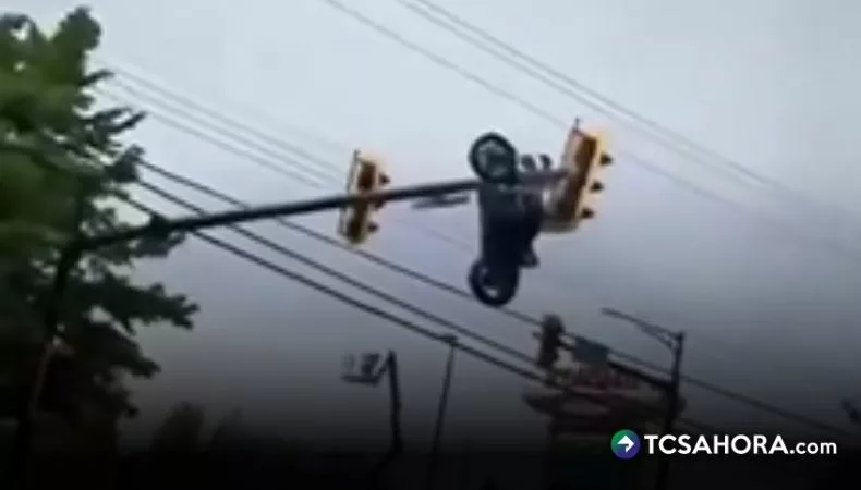 ¡Insólito! Motocicleta queda suspendida en semáforo
