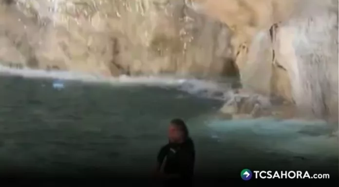 Un turista se lanzó de cabeza a la Fontana di Trevi y nadó dentro del monumento como si se tratara de una piscina.