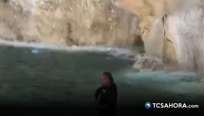 Un turista se lanzó de cabeza a la Fontana di Trevi y nadó dentro del monumento como si se tratara de una piscina.