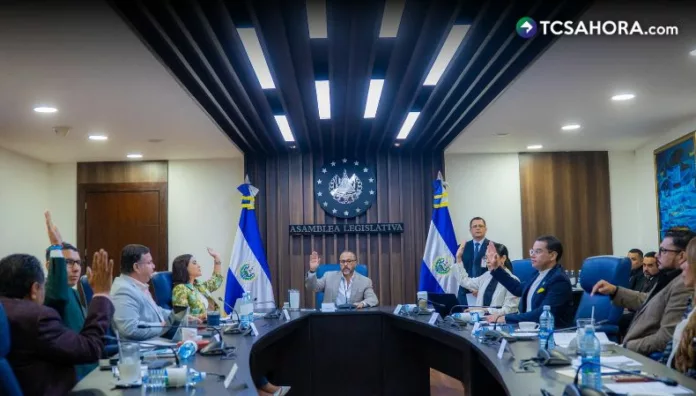 La propuesta de reforma electoral asigna seis diputaciones que representen a los salvadoreños de la diáspora.