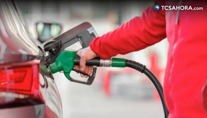 Una parte del precio que pagan los salvadoreños por cada galón de combustible corresponde a diferentes impuestos.