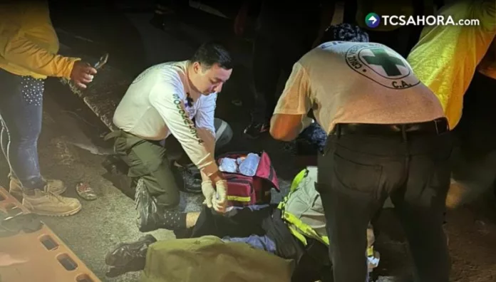 El peatón fue impactado por un vehículo en la calle Zacamil en Mejicanos. Cruz Verde trasladó al lesionado a un hospital.