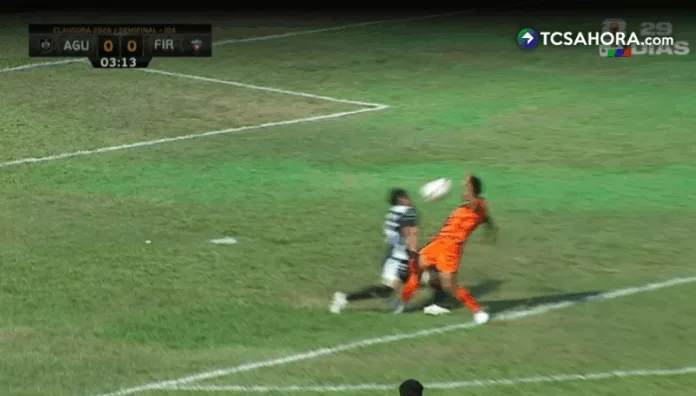 Santos Ortiz salió lesionado en los primeros minutos del encuentro ante Luis Ángel Firpo tras un choque con Felipe Amaya.