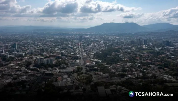 El calor continuará durante el día y se registrarán lluvias en diferentes puntos del país acompañadas de actividad eléctrica.