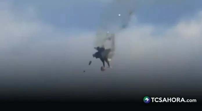 Videos grabados por asistentes mostraron el momento en que ambos aviones militares chocaron durante el vuelo.