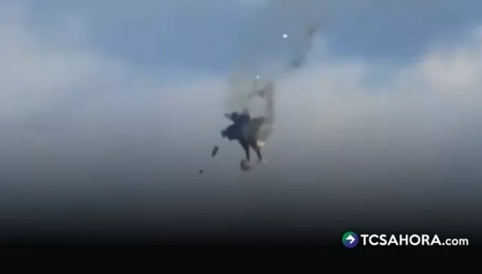 Videos grabados por asistentes mostraron el momento en que ambos aviones militares chocaron durante el vuelo.
