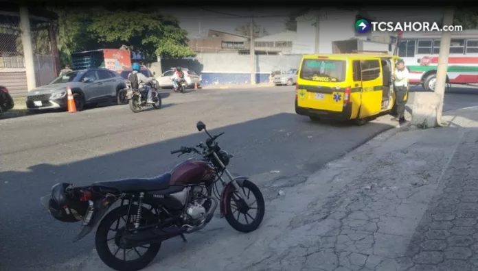 Motociclista y peatón lesionados en accidente en San Salvador