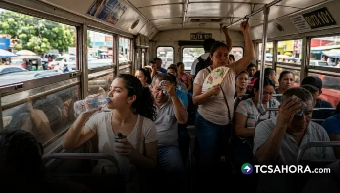 Los usuarios del transporte colectivo aseguran que el calor empeora durante las horas de mayor circulación.
