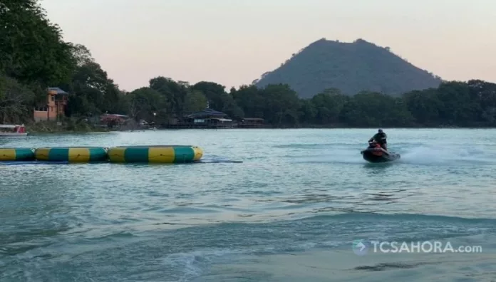 La Laguna de Apastepeque se pintó de turquesa y el fenómeno ha llamado la atención de los habitantes y visitantes.