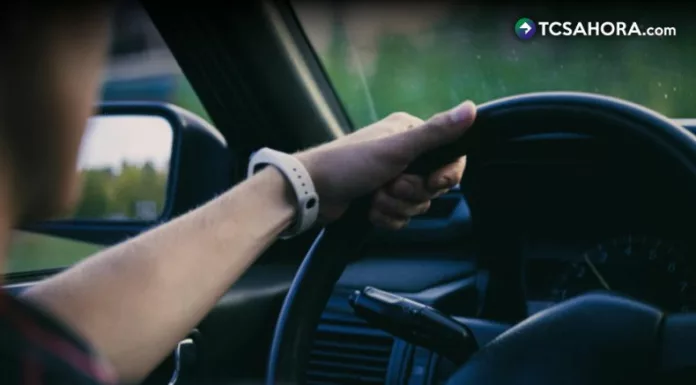 Especialistas en manejo señalan que la distracción continúa siendo uno de los errores más frecuentes entre los conductores principiantes.