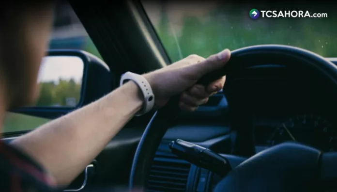 Especialistas en manejo señalan que la distracción continúa siendo uno de los errores más frecuentes entre los conductores principiantes.